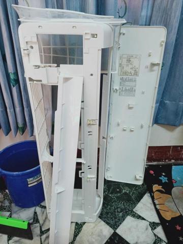 泰辛水電 - 分離式冷氣室內機清洗完成準備裝回