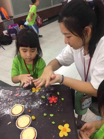 張心慈 - 兒童夏令營的烘焙課程