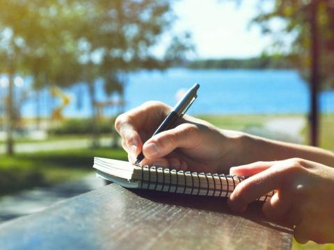 提供寫手遊服務的專家小蔡