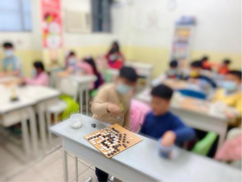 Ash老師教圍棋 - 家教照片有小孩家中景象、不便上傳,團班部分為保護小朋友個資、已模糊處理,謝謝! Ash老師教圍棋 - 家教照片有小孩家中景象、不便上傳,團班部分為保護小朋友個資、已模糊處理,謝謝!