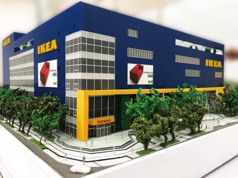 獅丸建築模型 - 在獅丸團隊曾經做過的建築模型中，色彩最鮮豔的莫過於IKEA桃園青埔店模型了。
事實上，要在現實環境中找到如此大量體又色彩鮮明的建築，也不多。
不禁讓人好奇，IKEA建築的大面積藍色立面，和黃色招牌飾條，究竟代表什麼？
是瑞典國旗嗎？瑞典國旗就是大面積的藍色底和黃色十字。??????
國旗配色由來據維基百科說是瑞典國王埃里克九世遠征芬蘭前向神禱告，突然看到如同金色十字架的光芒橫越青空。
