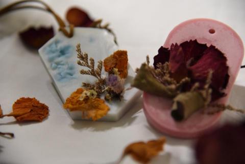 築光手作香氛蠟燭(心靈祝福) - 美麗自然的香氛蠟磚1H~搭配永生/乾燥花
掛在自己喜歡的地方，增添生活儀式感