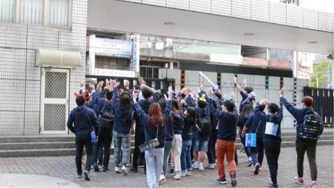 黃文宜 - 返鄉服務結束時歡送孩子