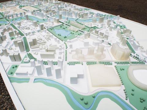 獅丸建築模型 - 認得出來這個有溪流、埤塘、綠地、棋盤狀街道的城市是哪兒嗎？
就是青埔啦~~
和中壢地區起源發展息息相關的老街溪、新街溪，在模型上可是看得一清二楚呢！
基地模上的建築量體，部分使用3D列印，部分使用珍珠板、壓克力等材料。
獅丸團隊可以依據您的需求和預算，量身規劃模型的材料、配色、燈光效果等。有製作沙盤模型、基地模型的朋友們，歡迎聯繫我們詢問喔~~