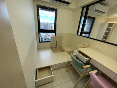 壹陸室內裝修設計 - 手作辦公桌
手作收納臥榻床組
造型玻璃框
雙色牆面