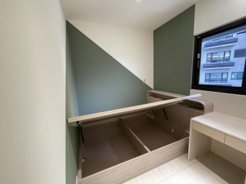 壹陸室內裝修設計 - 造型跳色牆面
      手作床頭櫃+側掀床
      手作書桌