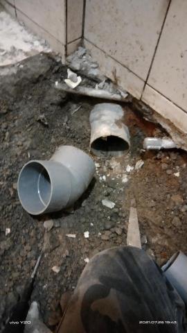 明皓水電維修 - 糞管破裂導致漏水 明皓水電維修 - 糞管破裂導致漏水