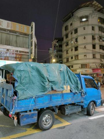 艸居愛媛 - 自動升降尾門，搬家連同機車都可以一起託運
