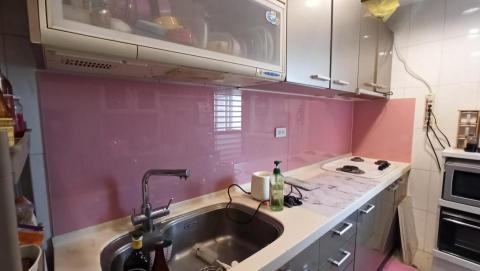 信隆玻璃烤漆 - 流利台牆面安裝