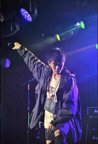 黃竟倫 - 這是我兩年前上台的表演照