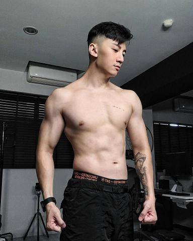 提供刮痧刀服務的專家馬丁Martin