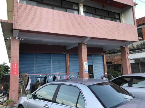 晨光監視 - 彰化客戶居家更換8隻監視器，8隻均含有內建收音，原先線材裸線施工，室外幫業主配管保護線材。