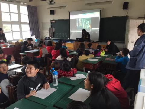 嚴鈺淇 - 竹友會返服活動之創意課程