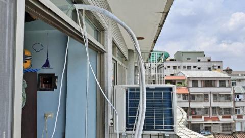 雨汎水電工程社 - 服務案例 - 冷氣安裝
這次到新營幫蔡大哥
安裝新冷氣
一切順利
也謝謝蔡大哥招待的飲料，讓師傅工作起來
更有動力唷……