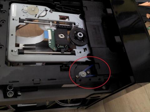 馮先生維修站 - 音響CD無法退出，拖盤皮帶老化。