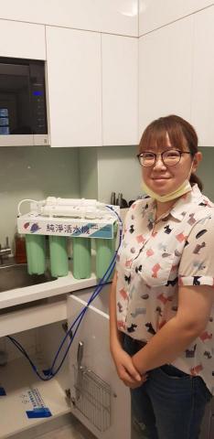 源全淨水有限公司 - 客戶安裝後露出滿意的笑容
