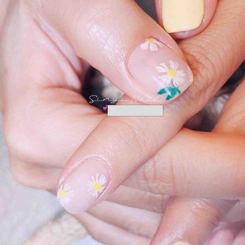 欣怡客製化美甲工作室 - 客指定款（小雛菊?）