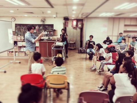 雷庭堅 - 為兒童提供魔術表演 。