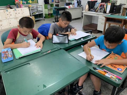 唐正因 - 三年級時國語課讓學生寫學習單