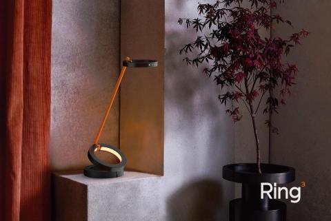 梁博翔 - RING&sup3;  - Functional&nbsp;Lamp Design by Andy Liang&nbsp;

是一款多功能設計的檯燈，整體由三個圓環所組成的造型，簡單又耐看、實用。
除了底座外，上方兩個圓環都是不同功能的燈具，分別為上方的一般閱讀燈以及下方的夜間氣氛燈。
上方的燈提供了兩種模式的照明，分別為一般閱讀及螢幕閱讀。可調式照明提供給使用者在不同使用情境的需求，另外直覺式的操作也帶給使用者很大的方便
