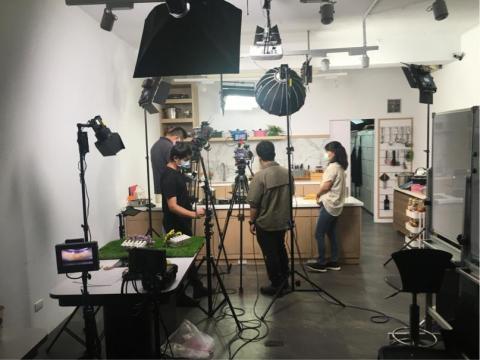 小監獄活動影像工作室 - 
