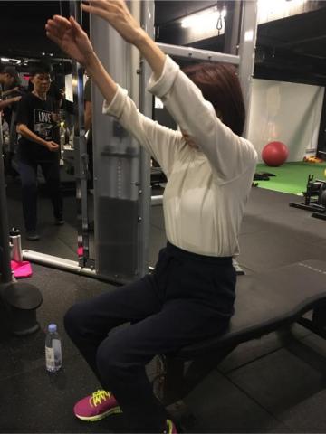 自由教練 子揚 -Jasper - 一般人會覺得舉起肩膀是沒什麼難度的事情。但..這位大姐五十肩在國外困擾了至少8年,回國努力訓練後終於可以慢慢克服沾黏的問題。 自由教練 子揚 -Jasper - 一般人會覺得舉起肩膀是沒什麼難度的事情。但..這位大姐五十肩在國外困擾了至少8年,回國努力訓練後終於可以慢慢克服沾黏的問題。