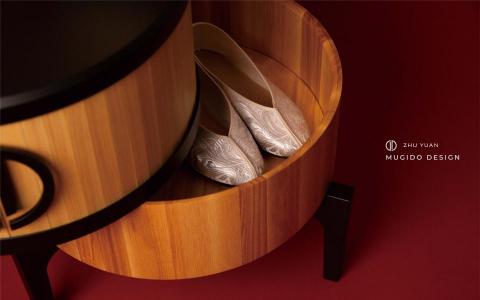 梁博凱 - 擷取傳統嫁妝謝籃以及米篩的意象，將其搖身一變為家中的擺飾和日常用品。我們將他重新設計後，以矮櫃和化妝鏡的形式重新呈現。