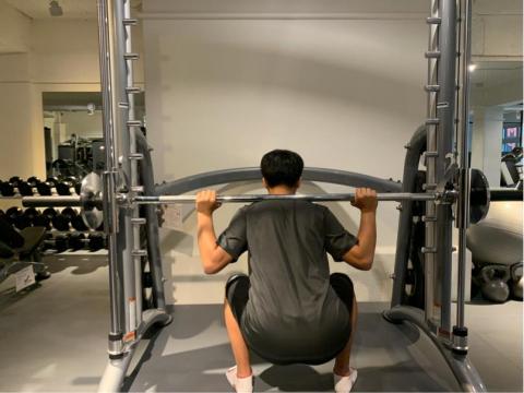 自由教練 子揚 -Jasper - 認真訓練的17歲學員,本來踝關節活動度太差,核心力量不足導致下背容易不舒服,課業壓力導致駝背。經過5個月訓練後可以穩定負重訓練深蹲(圖片重量為熱身) 自由教練 子揚 -Jasper - 認真訓練的17歲學員,本來踝關節活動度太差,核心力量不足導致下背容易不舒服,課業壓力導致駝背。經過5個月訓練後可以穩定負重訓練深蹲(圖片重量為熱身)