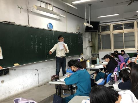 提供行動式教學服務的專家王倫國文