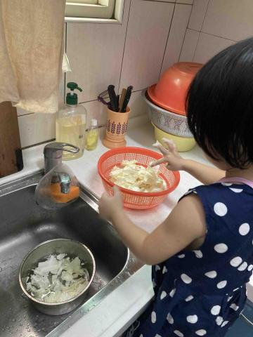 陳喵喵 - 四歲姐姐主動幫忙洗菜