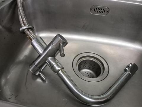 小張水電 - 拆下舊的水龍頭
 小張水電 - 拆下舊的水龍頭