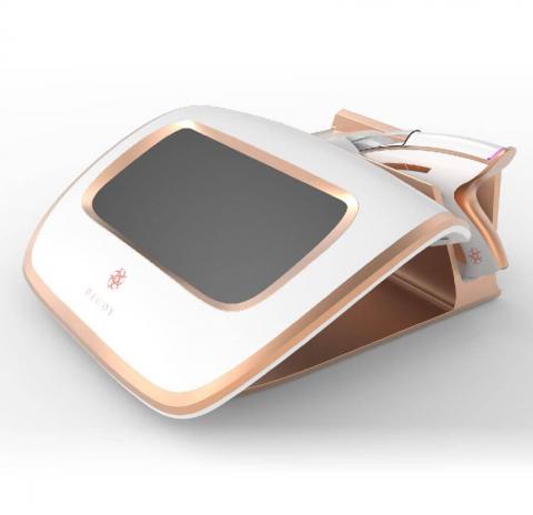 思微設計整合有限公司 - 【 DECOY 高端醫美儀器設計 】
本專案為醫美產品設計 , 產品功能為將精華液導入皮膚的美顏槍 , 與控制的主機 . 融合了兩種風格 : 帶有醫療產品風格的 [ 流線型 ] 與 [ 高端精品 ] .
玫瑰金+白為其整體配色 , 主體為白色塑膠 , 在部件的邊框鑲以鋁合金的玫瑰金邊 , 強調 [ 流線型 ] .