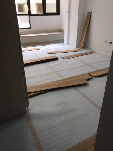 紅舍窗簾木地板 - 