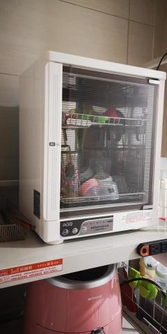 萌恩家教工作坊 - 建議孩子們自行帶水壺上課，但若忘記，老師家也有提供紫外線和臭氧消毒鍋的杯子，請家長安心☺️