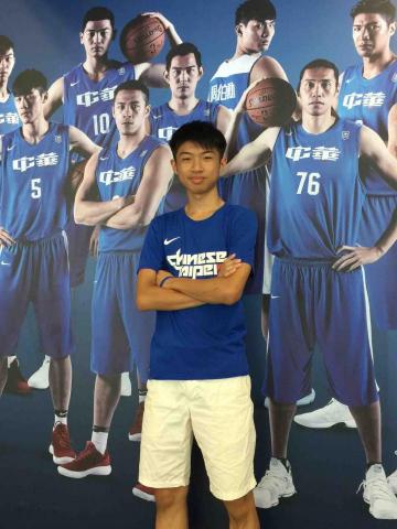 提供修眉毛服務的專家羅仕楷