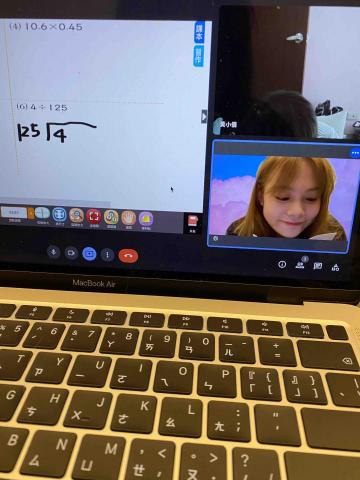 Annie 曾老師 - 小五升小六線上數學課 複習除法 小朋友計算中
