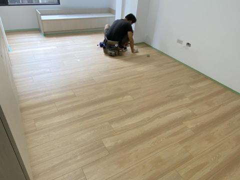 紅舍窗簾木地板 - 