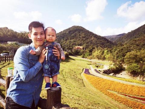 萌恩家教工作坊 - 師丈和小寶寶Eliot，平時早上上課，師丈在上班、小朋友在保母家。而晚上上課基本上都不會在家中，以免影響學生上課，若剛好颳風下雨出不了門，他們會在房間內喔！