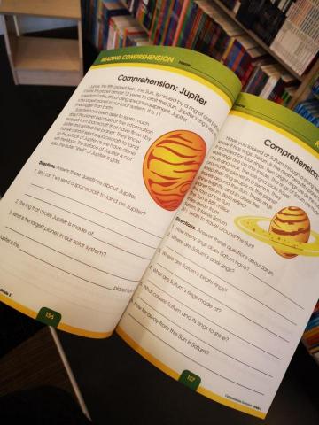 萌恩家教工作坊 - reading comprehension範例：這課講的是各個星球的特色，要學生看完短文後，能用完整的句子作答，了解是否理解了整篇文章