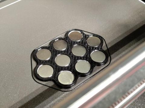 朱軒毅 - 也是自己設計的18650電池盒，代印也可以把磁鐵鑲進去