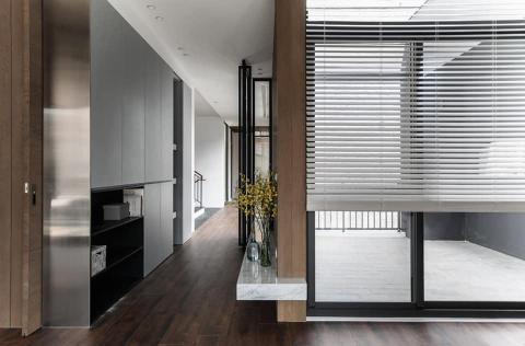 紅舍窗簾木地板 - 