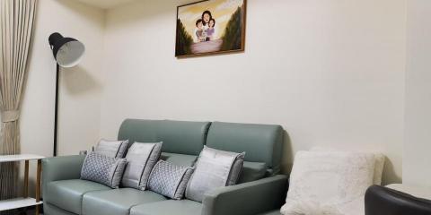 萌恩家教工作坊 - 家長等待區，備有茶水和沙發，為避免影響學習，開放上課前/後5分鐘的陪伴唷！