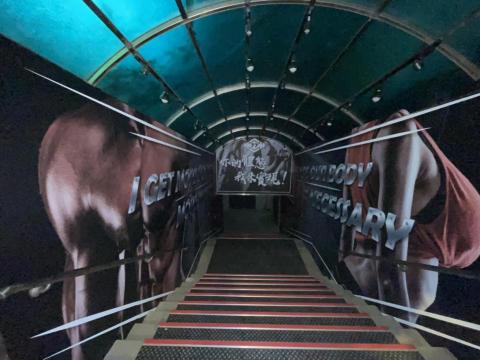 Flo(佛羅) - 企業形象入口牆面設計
業主:板橋77健身俱樂部
設計理念:採用企業代表紅黑並搭配健身愛好者形象圖為主的形象設計

