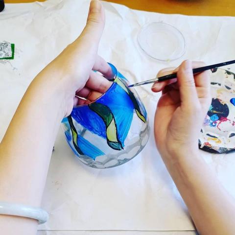 米多綠的美術教室 - 學生在畫玻璃瓶彩繪