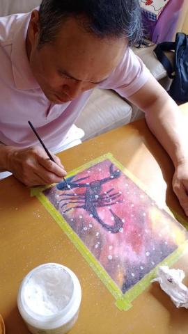 米多綠的美術教室 - 學生用蠟筆與白色顏料畫出蠍子星座