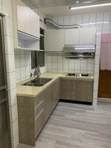 誠鑫櫥飾 - L型廚具總長328
上廚木心板桶身
下廚ST不鏽鋼桶身
LG人造石檯面搭配林內檯面爐及喜特麗油煙機
美耐板門板配嵌把手
使用緩衝後紐
ST抽屜+刀叉盤