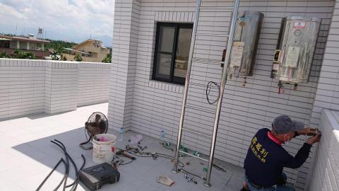 林煌樹 - 安裝電熱水器過程