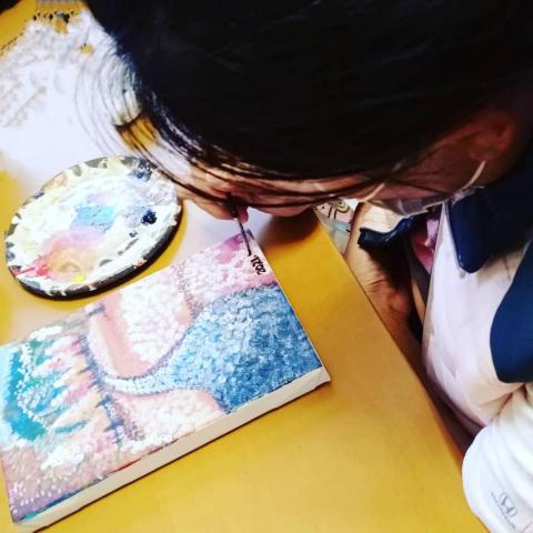 米多綠的美術教室 - 學生在畫壓克力畫