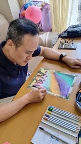 米多綠的美術教室 - 學生在用蠟筆畫出美麗的北極光