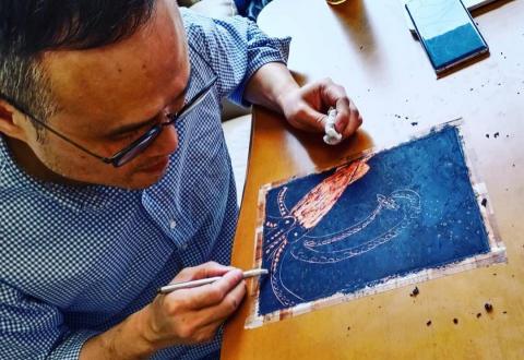 米多綠的美術教室 - 學生在畫蠟筆畫